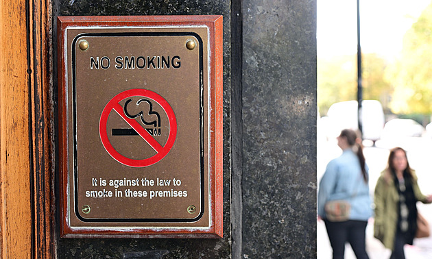 Doživotní zákaz. Britové narození po roce 2008 si už cigarety nekoupí