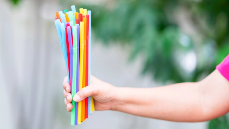 Žertík může skončit i vězením. Mladík olízl v Singapuru brčko a nastražil ho na další lidi