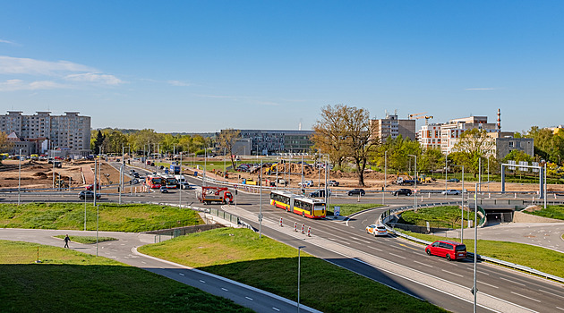 První bouračka i dopravní špunt. V Hradci po dvou letech otevřeli křižovatku Mileta