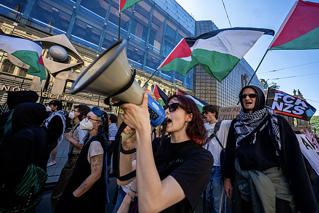 ONLINE: Komunisty i Paroubka vítala Internacionála. Prahou jdou antifašisté