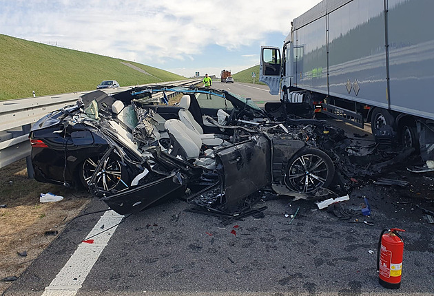 VIDEO: Drtivý náraz odtrhl i střechu. Řidič na dálnici rozstřelil auto o stojící kamion