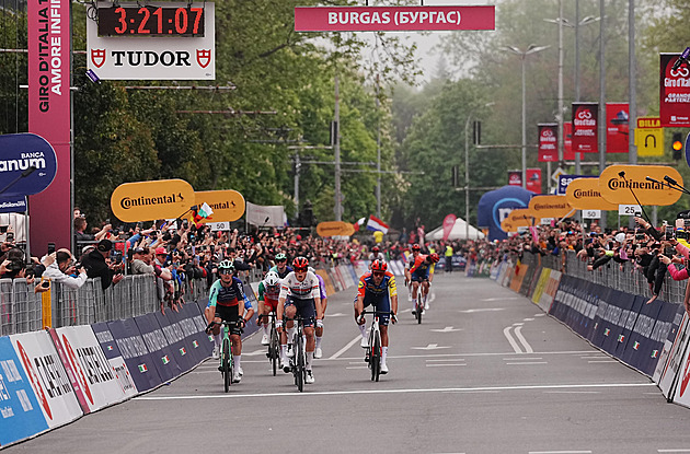 Giro ONLINE: Loučení s Bulharskem. Peloton se baví a v poklidu vyhlíží sprint