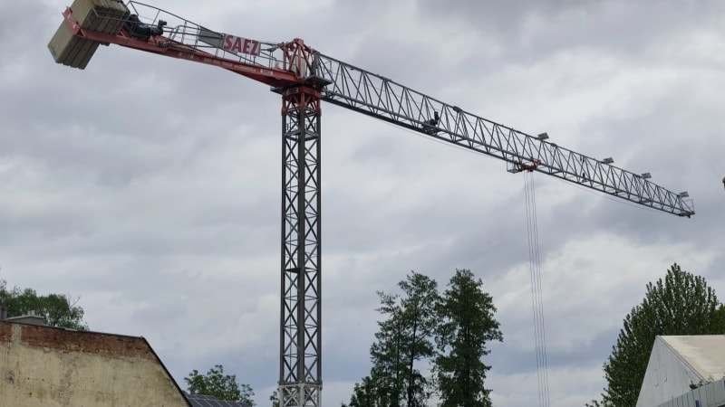 Poplach v Brně: Nalomilo se rameno jeřábu, v ohrožení je i školka. Místu se vyhněte