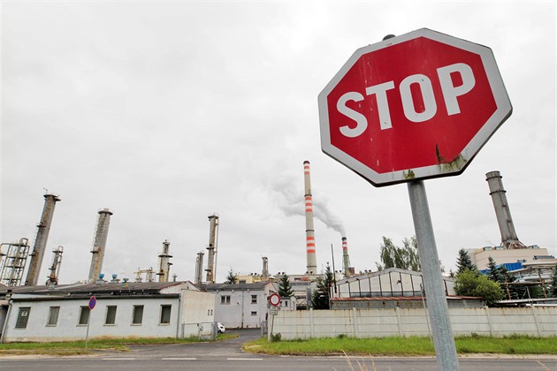 Z kombinátu na Sokolovsku unikla chemikálie, likvidují ji hasiči