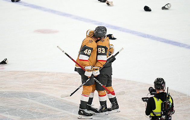 Rekordní hattrick, promarněný náskok a Theodorovo vykoupení. Finále NHL baví