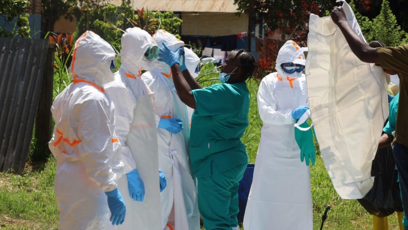 Ebola se v Kongu šíří rekordně rychle. Mrtvých už je 1 400, zdravotníci mezitím stávkují