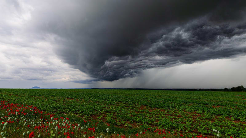 RADAR: Kroupy i vichřice, Českem se ženou velmi silné bouřky. Kde hrozí nebezpečí?