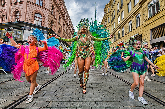 Kropiči a pak vlnící se tanečnice. Horké ulice Brna rozproudil karnevalový průvod
