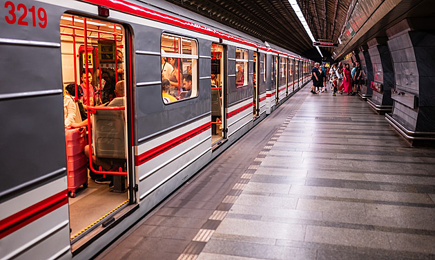 Kočárek pod metro sfoukl průvan, strojvedoucí neměl šanci srážce zabránit